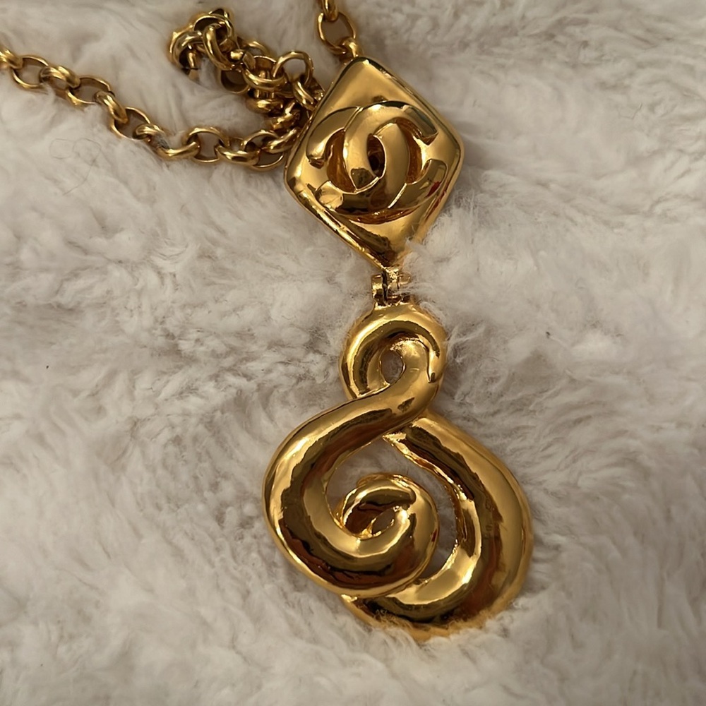 Chanel Vintage Elegant Gold Necklace Chain with Pendant - Picture 2 of 6